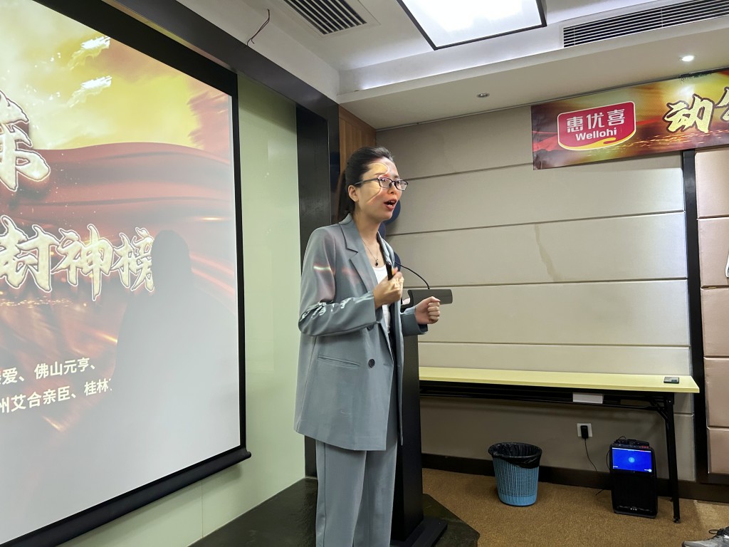 3 惠优喜金牌主持人 蔡旭莲.jpg 3 惠优喜金牌主持人 蔡旭莲.jpg